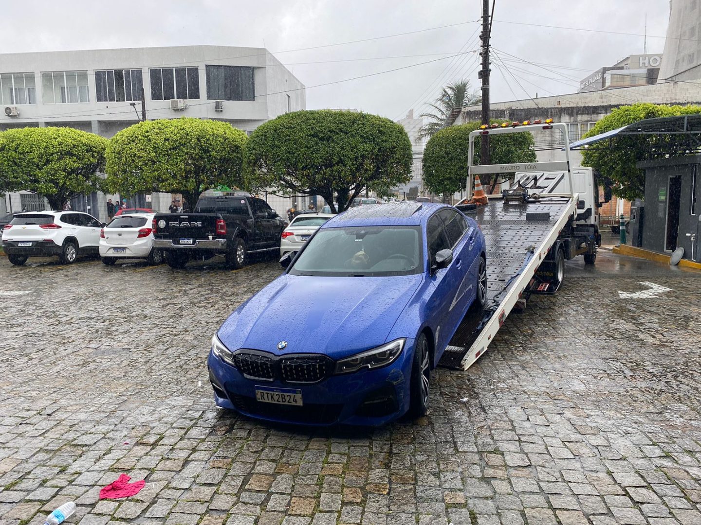 4 jovens foram encontrados mortos dentro de uma BMW em Balneário Camboriú 4 jovens foram encontrados mortos dentro de uma BMW em Balneário Camboriú