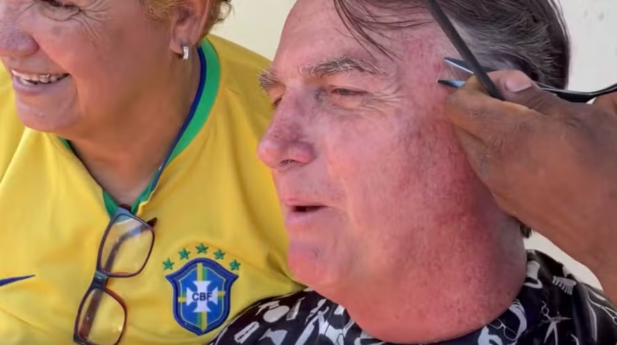 O ex-presidente, Jair Messias Bolsonaro, foi recebido calorosamente pelos alagoanos no último dia do ano O ex-presidente, Jair Messias Bolsonaro, foi recebido calorosamente pelos alagoanos no último dia do ano