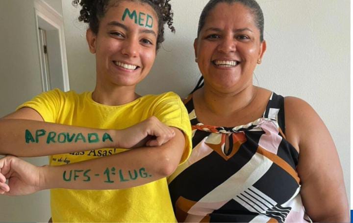 “É o meu coração fora do meu peito”, relatou mãe de estudante aprovada em primeiro lugar em medicina na UFS. “É o meu coração fora do meu peito”, relatou mãe de estudante aprovada em primeiro lugar em medicina na UFS.