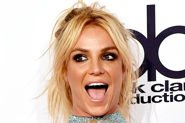 Britney Spears é expulsa de hotel por topless na piscina.