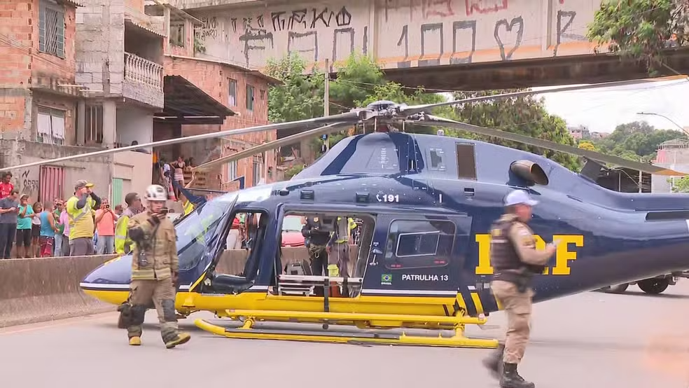 Helicóptero da PRF realizou pouso de emergência em avenida em Minas Gerais
