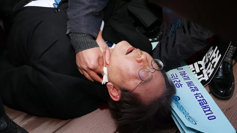 Líder da oposição sul-coreana, Lee Jae-Myung, foi esfaqueado enquanto visitava a cidade de Busan Líder da oposição sul-coreana, Lee Jae-Myung, foi esfaqueado enquanto visitava a cidade de Busan