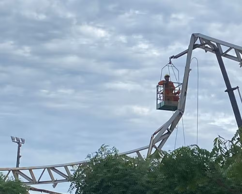 Estrutura cede deixando os homens que ali trabalhavam presos