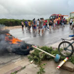 Manifestantes bloqueiam ambos os sentidos da avenida Euclides Figueiredo