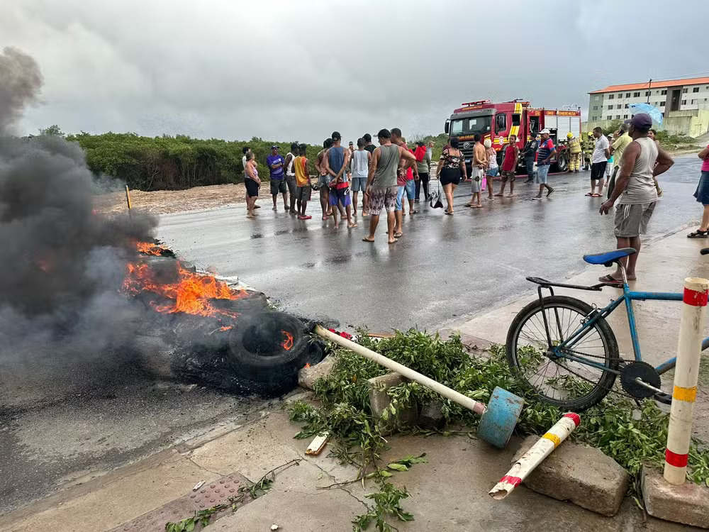 Manifestantes bloqueiam ambos os sentidos da avenida Euclides Figueiredo