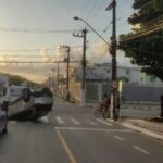 Um carro capotou na via após colisão no bairro atalaia em Aracaju
