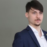 o filho “zero quatro” de Jair Bolsonaro, Renan Bolsonaro, está sendo indiciado após suspeitas de fraudar documentos