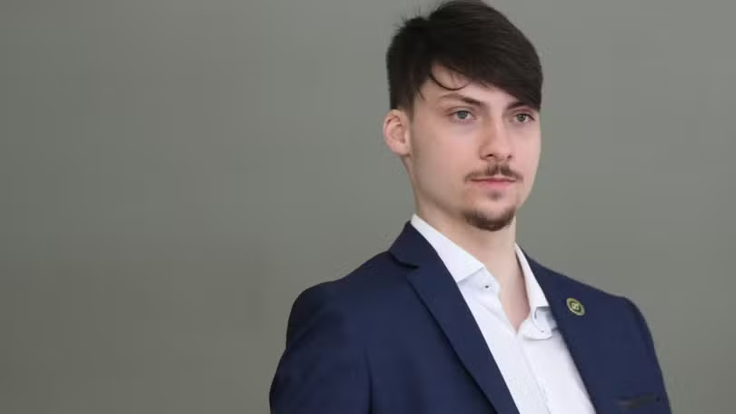 o filho “zero quatro” de Jair Bolsonaro, Renan Bolsonaro, está sendo indiciado após suspeitas de fraudar documentos o filho “zero quatro” de Jair Bolsonaro, Renan Bolsonaro, está sendo indiciado após suspeitas de fraudar documentos
