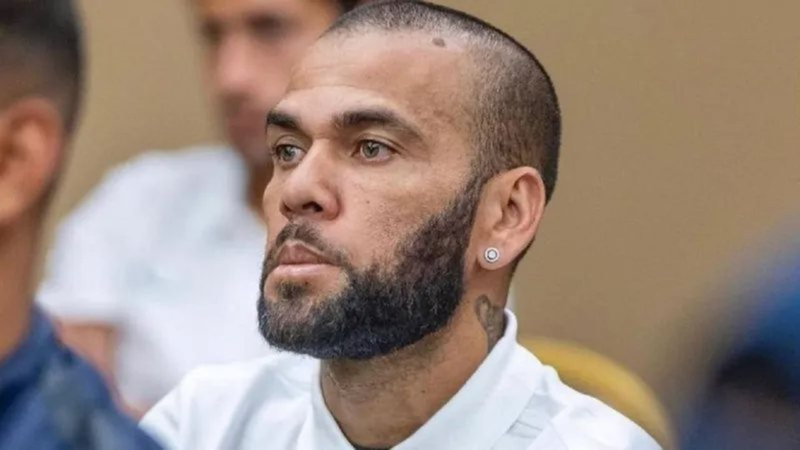 Ex-companheiro de cela de Daniel alves revela que o jogador tem o plano de fugir para o Brasil