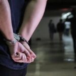 Mulher sobe em capô de carro após descobrir suposta traição