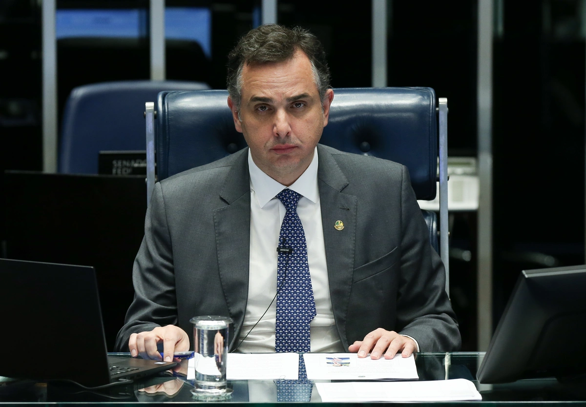 Rodrigo Pacheco pede retratação e pedido de desculpas acerca da comparação do presidente Lula entre Israel e o holocausto Rodrigo Pacheco pede retratação e pedido de desculpas acerca da comparação do presidente Lula entre Israel e o holocausto