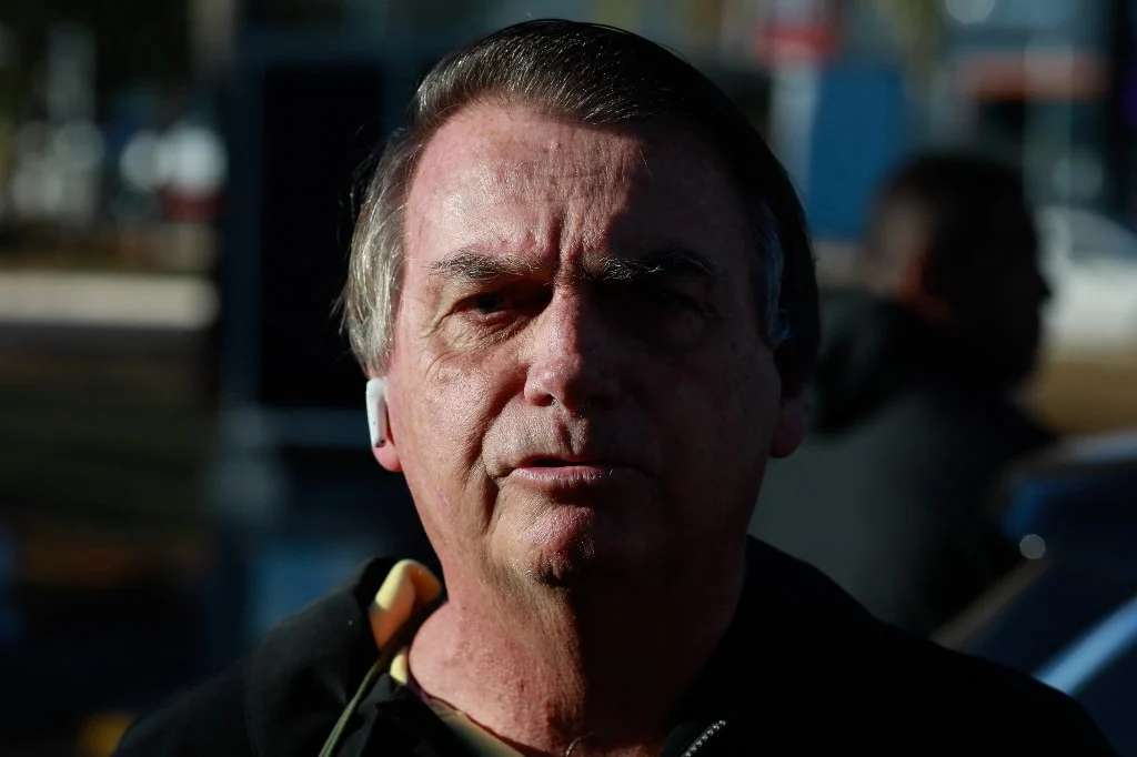 Após ter passaporte apreendido, Bolsonaro se escondeu na embaixada da Hungria, segundo o jornal NY Times. Após ter passaporte apreendido, Bolsonaro se escondeu na embaixada da Hungria, segundo o jornal NY Times.