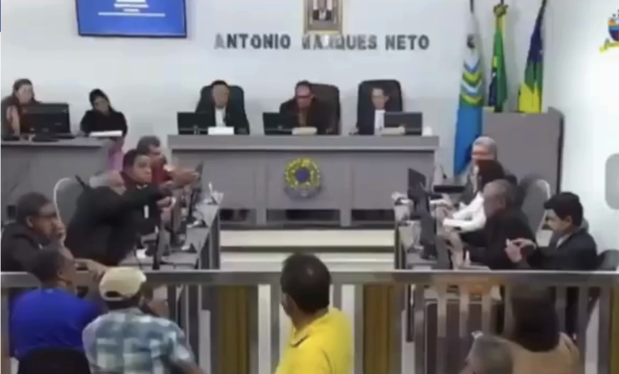Vereador agride ex-parlamentar com copo de vidro durante sessão na câmara de poço redondo