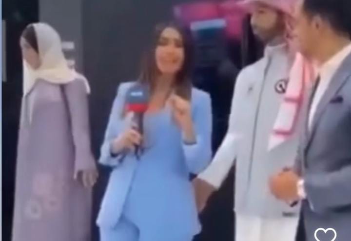 Repórter da Arábia Saudita sofre assédio de robô durante apresentação de jornal.