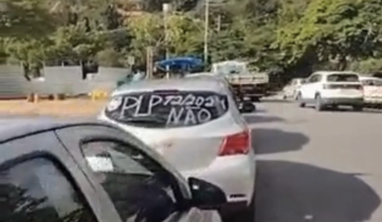 Motoristas protestaram nas ruas de Belo Horizonte contra a proposta do governo federal que visa regulamentar a categoria