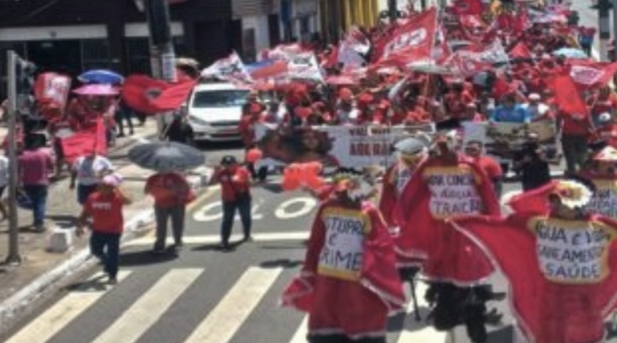 Professores das redes municipal e estadual realizam marcha em defesa dos direitos dos trabalhadores da Educação Professores das redes municipal e estadual realizam marcha em defesa dos direitos dos trabalhadores da Educação