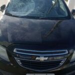 Motociclista é arremessado em cima de capô de carro de passeio durante colisão na orla de Atalaia