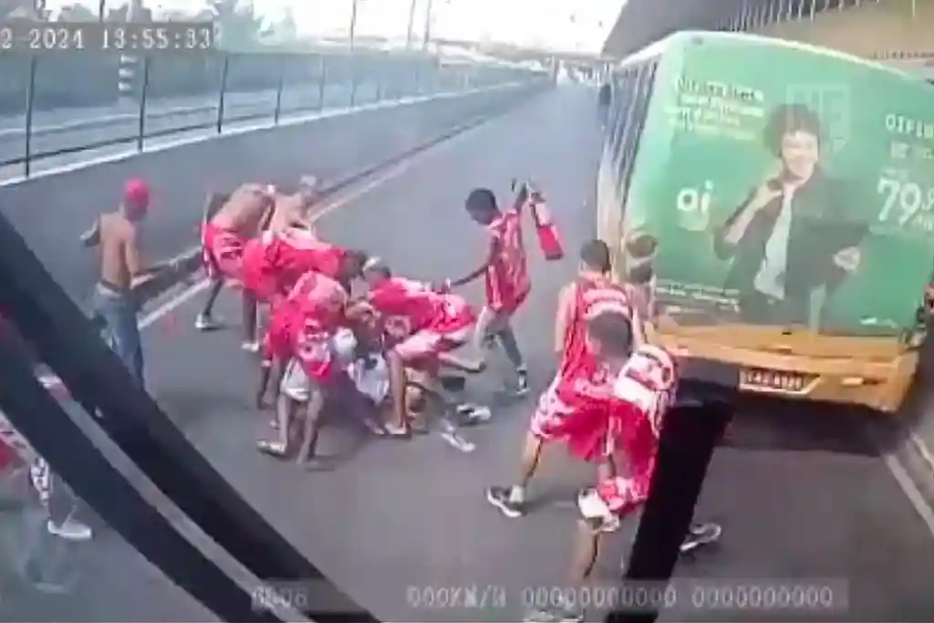 Mais cinco pessoas envolvidas na morte do torcedor foram presas. Mais cinco pessoas envolvidas na morte do torcedor foram presas.