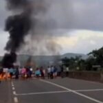 Protesto por Transporte Estudantil Interrompe BR-101, manifestantes exigem a volta do transporte estudantil