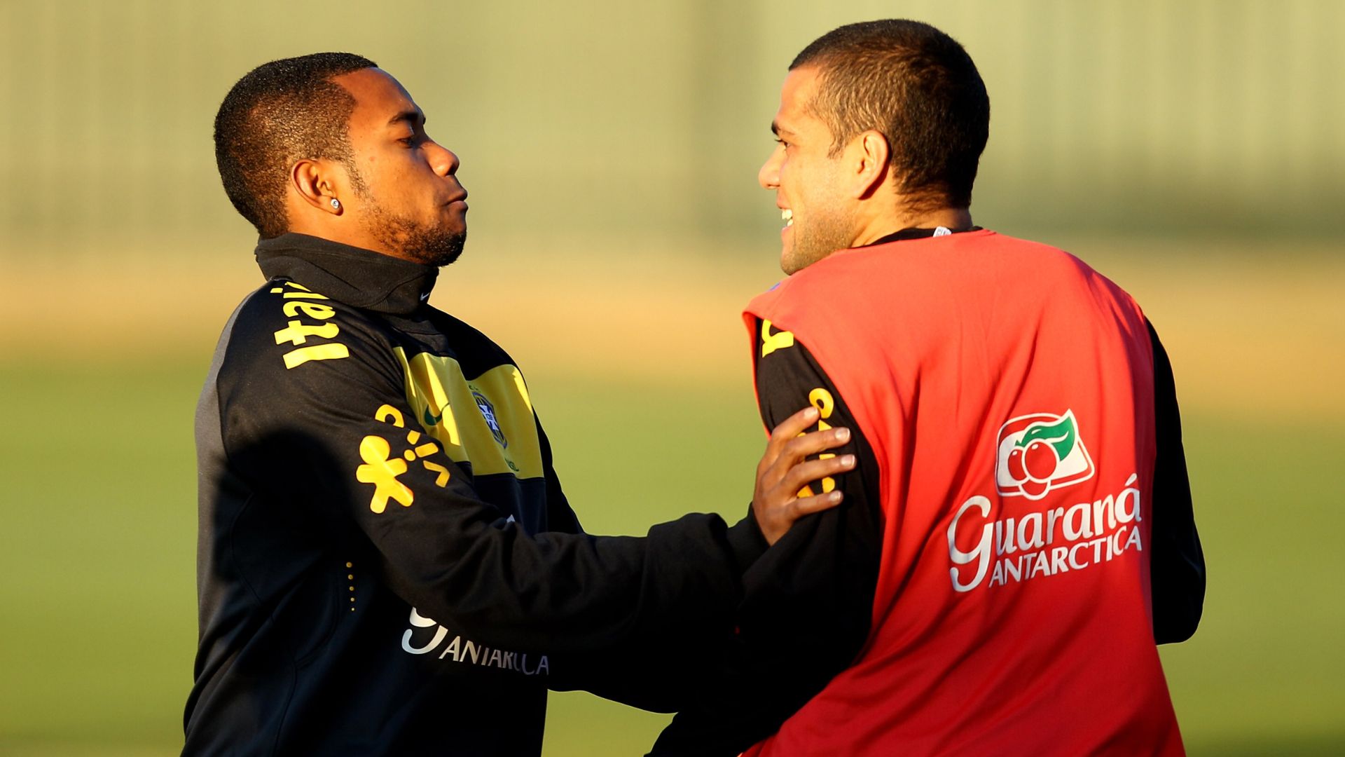 Deve acontecer, hoje, o julgamento de Robinho; Daniel Alves está em liberdade provisória após pagar fiança