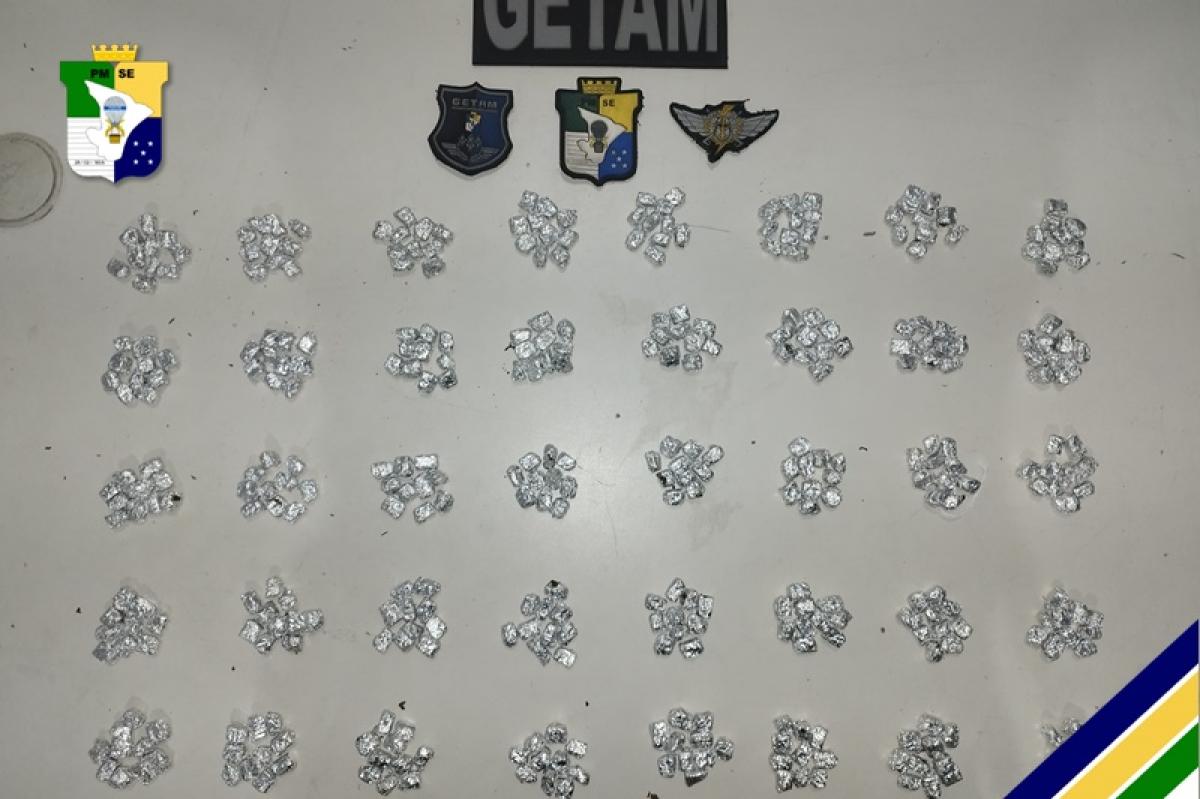 Policiais apreenderam 400 trouxinhas de maconha na Zona Norte de Aracaju. Policiais apreenderam 400 trouxinhas de maconha na Zona Norte de Aracaju.