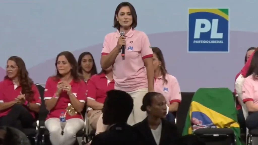 Michelle Bolsonaro afirma que vai “macetar” a legalização das drogas e a ideologia de gênero durante evento em Salvador