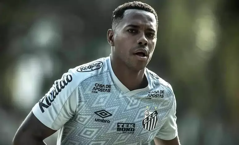 O presidente Lula defende a prisão do jogador Robinho, acusado de estupro na Itália O presidente Lula defende a prisão do jogador Robinho, acusado de estupro na Itália