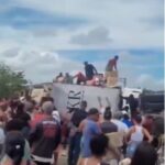 Caminhão tomba em Estância e população saqueia carga.