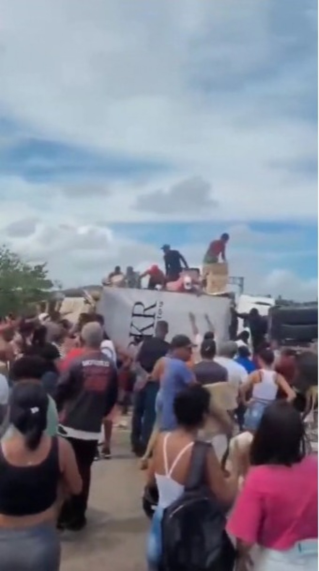 Caminhão tomba em Estância e população saqueia carga.