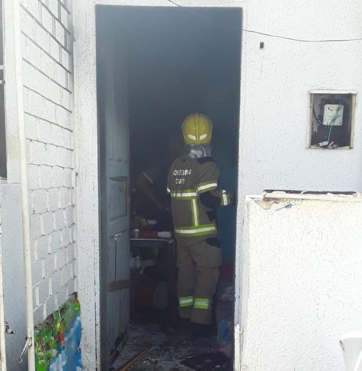 Incêndio causado por carregador de celular atinge residência do bairro Industrial em Aracaju