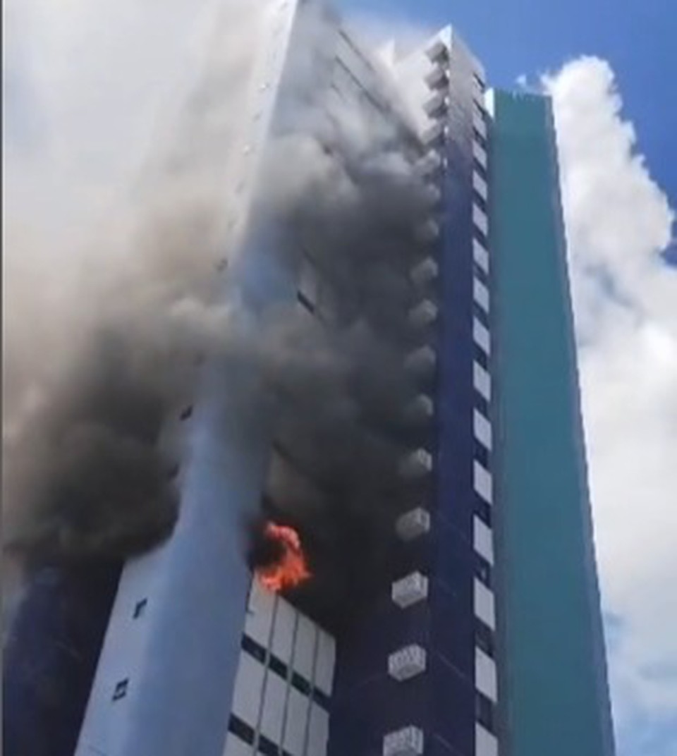 Um apartamento foi tomado por chamas em Jaboatão dos Guararapes Um apartamento foi tomado por chamas em Jaboatão dos Guararapes