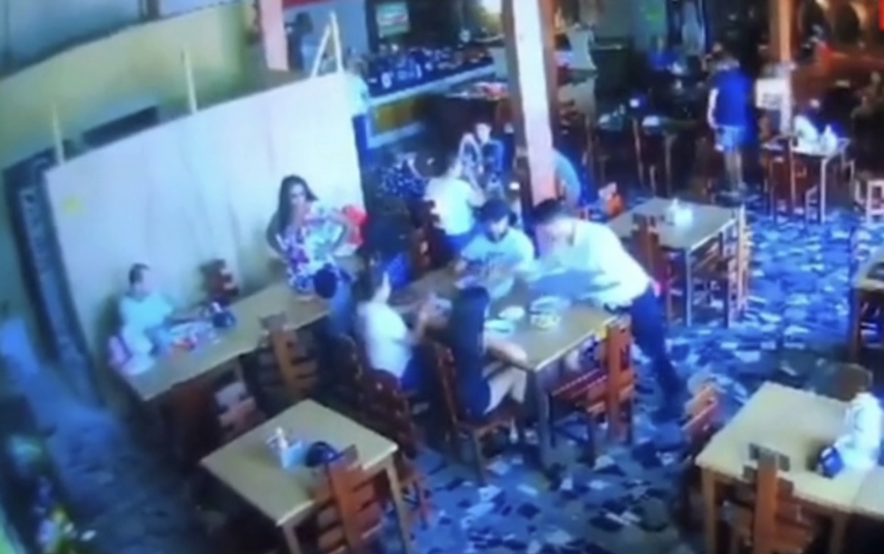 Garçom é preso após ferir dono de restaurante e matar vereador Garçom é preso após ferir dono de restaurante e matar vereador
