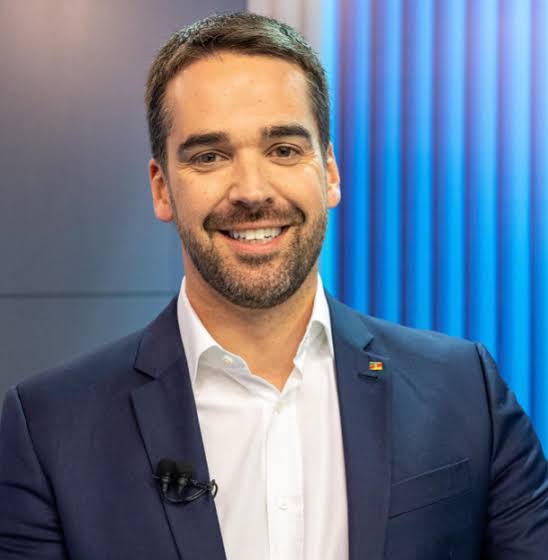 Governador Eduardo Leite malha ao lado de seu esposo. Governador Eduardo Leite malha ao lado de seu esposo.