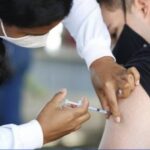 Farmacêutica AstraZeneca admitiu a ocorrência de um “efeito colateral raro” na vacina contra a Covid-19