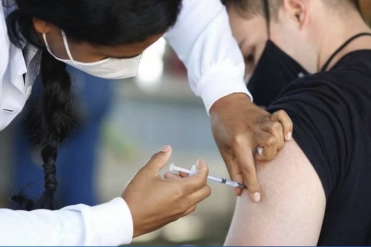Farmacêutica AstraZeneca admitiu a ocorrência de um “efeito colateral raro” na vacina contra a Covid-19 Farmacêutica AstraZeneca admitiu a ocorrência de um “efeito colateral raro” na vacina contra a Covid-19