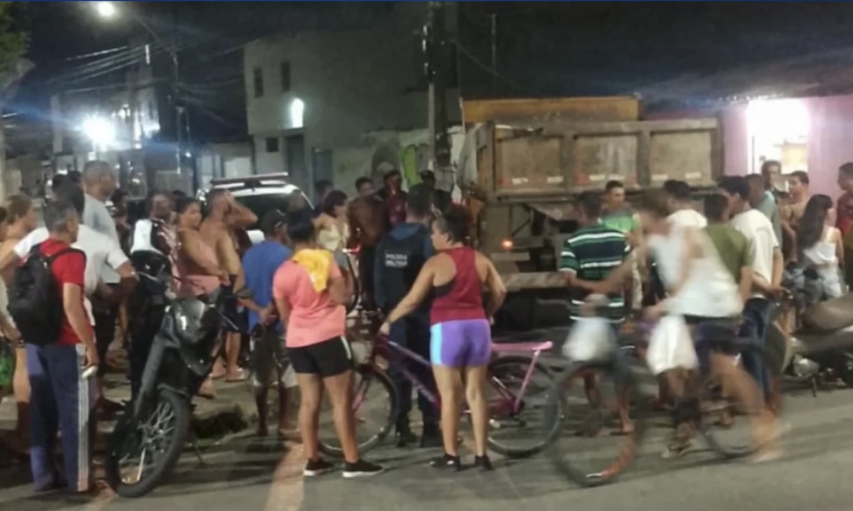 Colisão entre moto e caçamba deixa vítima fatal .