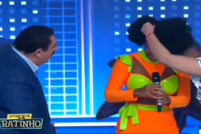O apresentador Ratinho é acusado de racismo recreativo contra bailarina usando um Black Power
