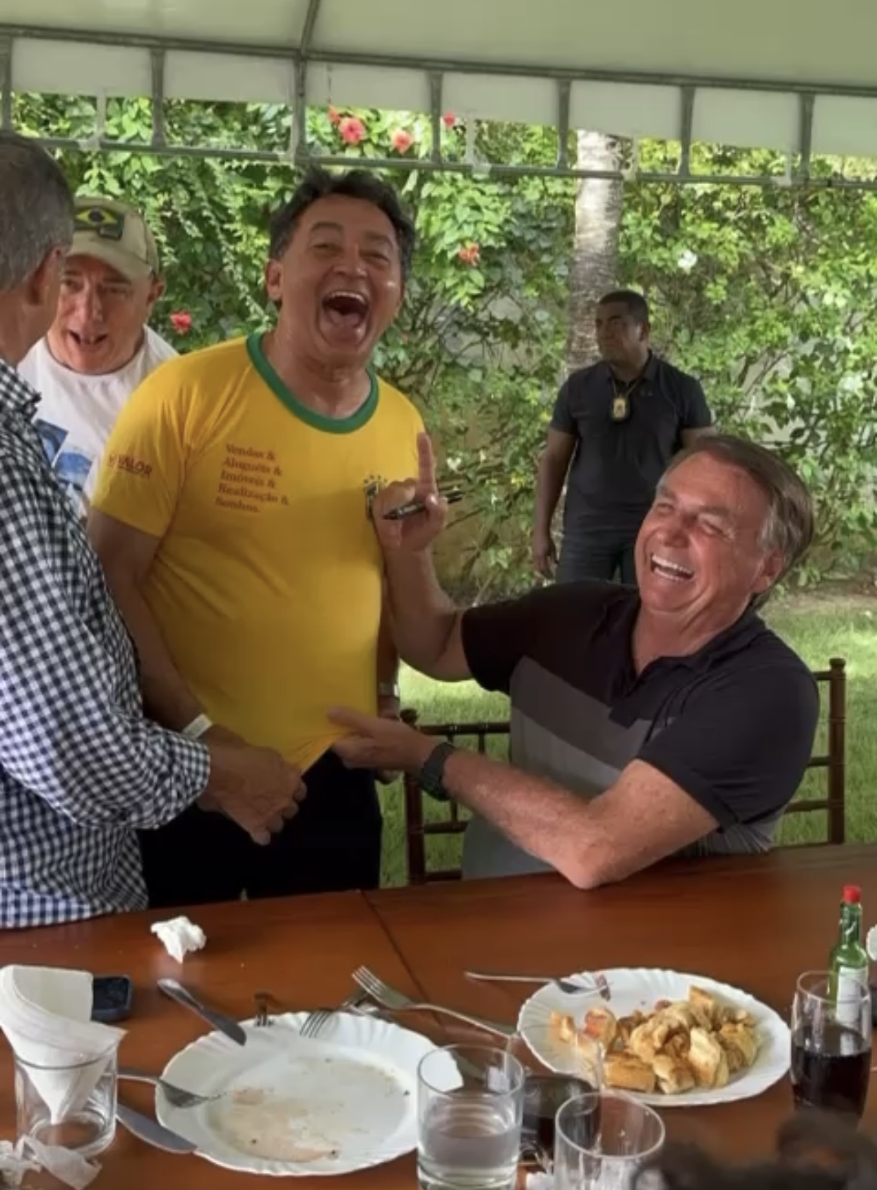 Bolsonaro recebe empresários na casa do amigo e ex-deputado federal João Fontes Bolsonaro recebe empresários na casa do amigo e ex-deputado federal João Fontes