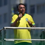 Bolsonaro participa de manifestações em Copacabana ao lado da esposa e apoiadores