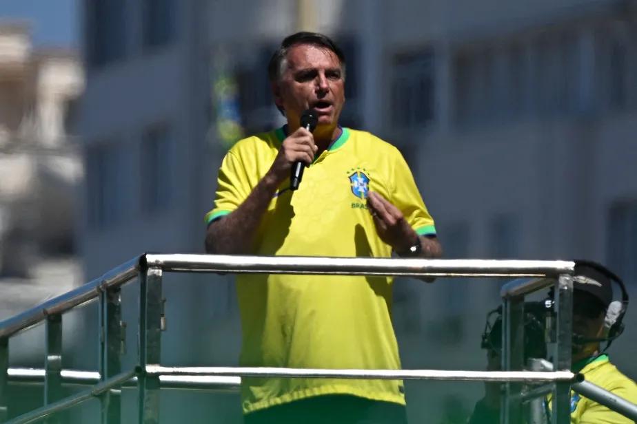 Bolsonaro participa de manifestações em Copacabana ao lado da esposa e apoiadores