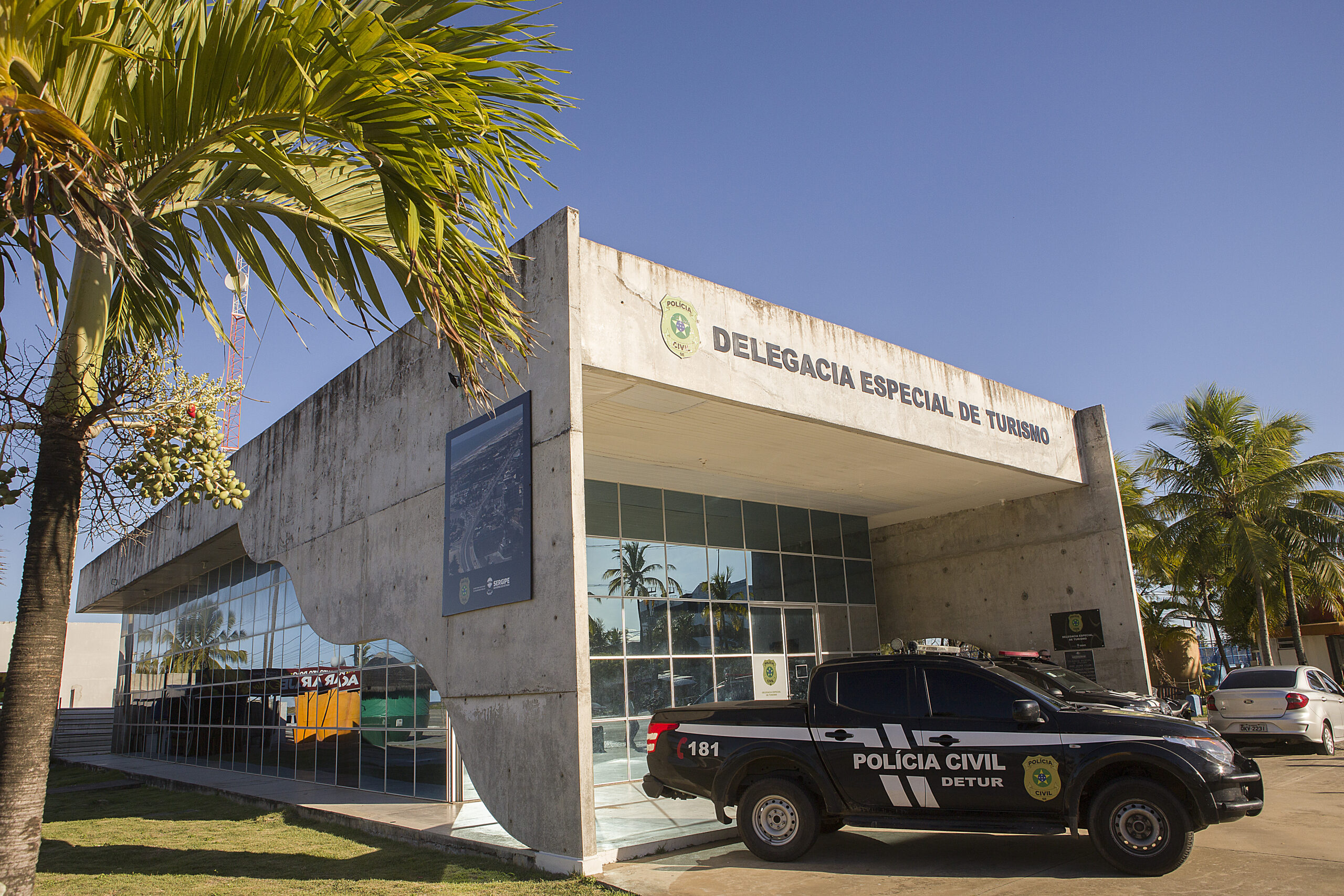 Casal é preso após praticar latrocínio na Orla de Atalaia Casal é preso após praticar latrocínio na Orla de Atalaia