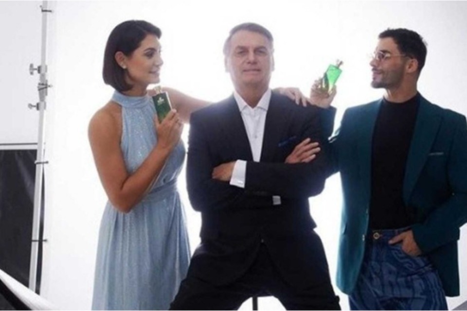 Por água abaixo : “ Loja do Divo “ fecha após golpes envolvendo compras de perfumes do Bolsonaro. Por água abaixo : “ Loja do Divo “ fecha após golpes envolvendo compras de perfumes do Bolsonaro.