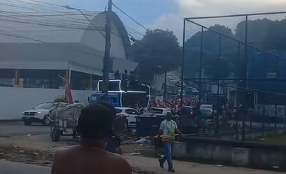 Chocante: veja o momento em que um ônibus atropela fiéis durante procissão