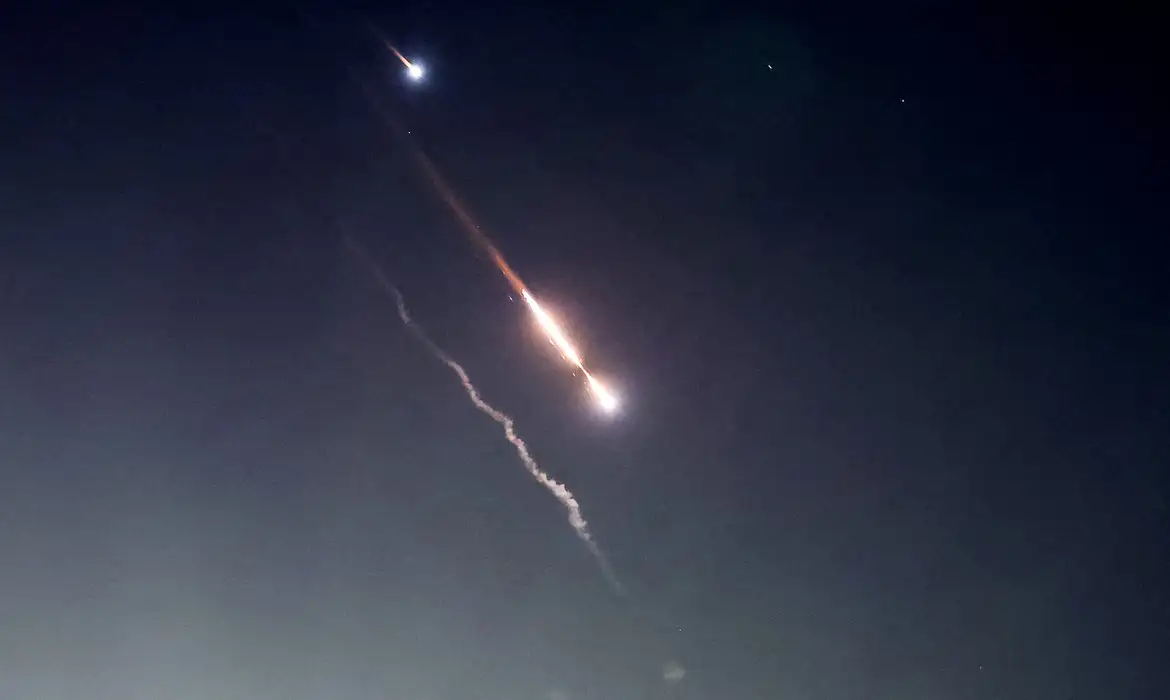  Israel ataca o Irã e inicia nova tensão no Oriente Médio. 