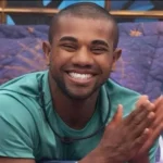 Comediante é alvo de críticas após postar vídeos se passando por pastor de Davi e solicitar 10% do valor do prêmio para a igreja
