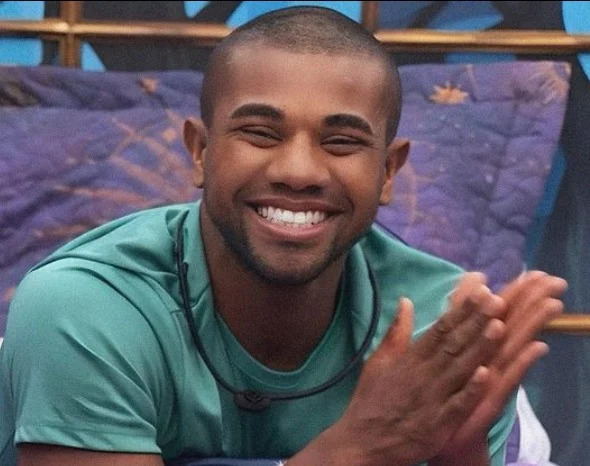 Comediante é alvo de críticas após postar vídeos se passando por pastor de Davi e solicitar 10% do valor do prêmio para a igreja Comediante é alvo de críticas após postar vídeos se passando por pastor de Davi e solicitar 10% do valor do prêmio para a igreja