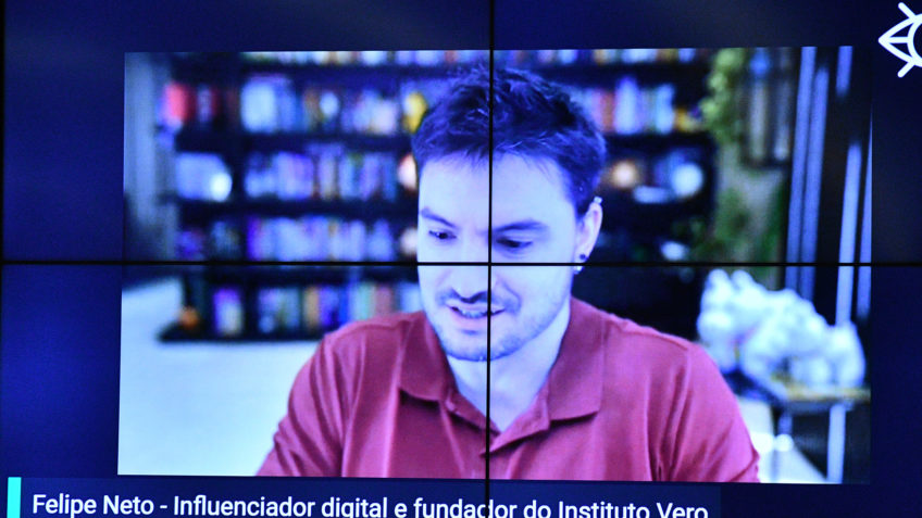 Felipe Neto chama Arthur Lira de “excrementíssimo“ e o critica por enterrar a PL das fake news.