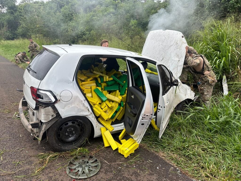 Jovem de 16 anos é preso dirigindo veículo com cerca de 559 Kg de maconha Jovem de 16 anos é preso dirigindo veículo com cerca de 559 Kg de maconha