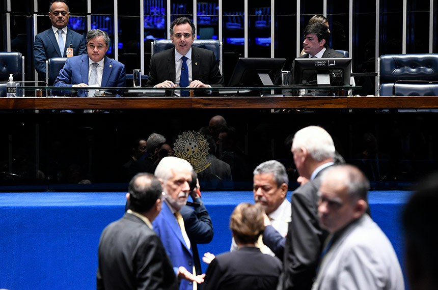 Confronto de pautas entre Senado e o STF.