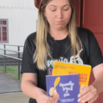 Prefeita de Santa Catarina descarta livros da mundoteca alegando falta de valores